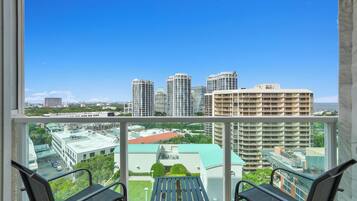 Căn hộ tiện nghi đơn giản, 1 giường cỡ king, bếp nhỏ, quang cảnh vịnh | Ban công