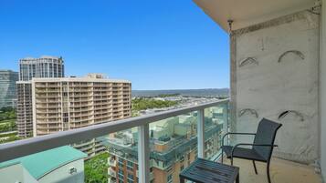 Comfort Apartment, 1 King Bed, Kitchenette, Bay View | Balcony