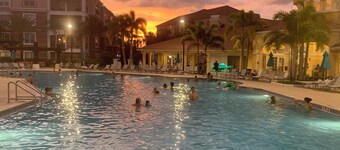 AMAZING 3-bed resort apartment in enchanting Orlando with fitness room, AC, WiFi