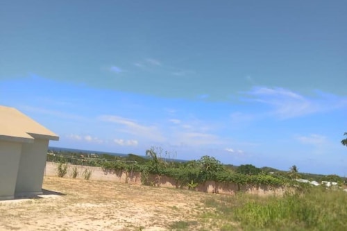 Beach-view 2 Bed Apartment Sleeps 4 - Free Parking