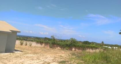 Beach-view 2 Bed Apartment Sleeps 4 - Free Parking