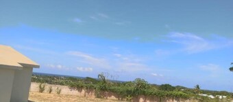 Beach-view 2 Bed Apartment Sleeps 4 - Free Parking