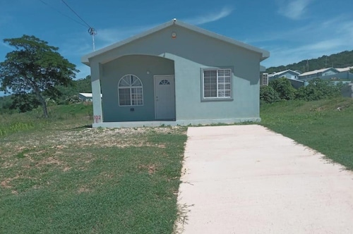 Beach-view 2 Bed Apartment Sleeps 4 - Free Parking