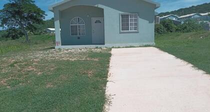 Beach-view 2 Bed Apartment Sleeps 4 - Free Parking