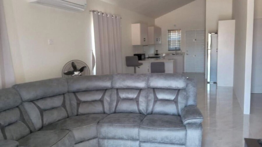 Beach-view 2 Bed Apartment Sleeps 4 - Free Parking