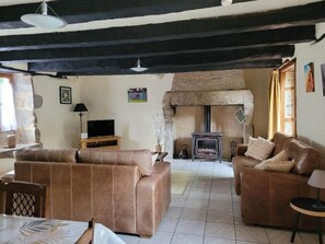 Fireplace - La Petite Maison, charming 3 bedroom Gite in Saint-Estephe, 24360, Dordogne, (Saint-Estèphe)