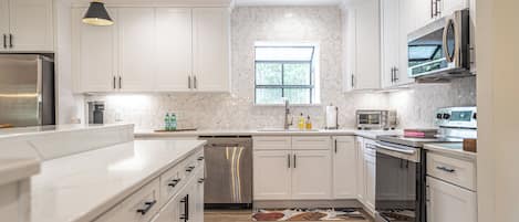 ثلاجة، ميكروويف، فرن، موقد طهي مسطح