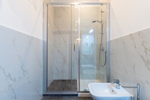 Apartamento Confort | Baño | Ducha, secador de pelo, zapatillas y toallas