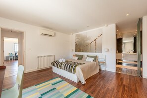 4 bedrooms, iron/ironing board, free WiFi, bed sheets