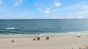 Une plage avec quelques parasols et des chaises de plage.