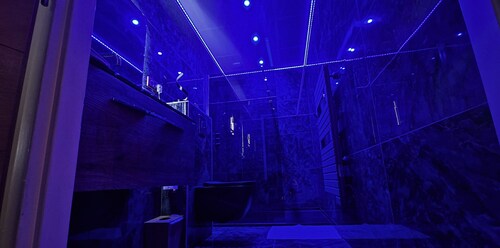 AKA LOVE ROOM