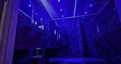 AKA LOVE ROOM