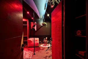 1 habitación, cortinas blackout y sistema de insonorización