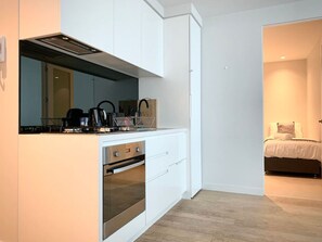 Fridge, microwave, oven, stovetop - Charming Dual-Unit Retreat on Elizabeth St (Melbourne)