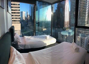 5 makuuhuonetta, työpöytä, silitysrauta/-lauta, vauvan matkasänky