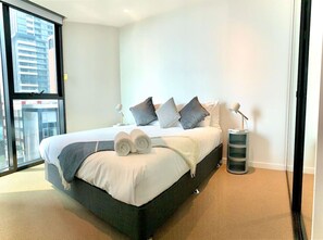 5 bedrooms, desk, iron/ironing board, travel cot - Charming Dual-Unit Retreat on Elizabeth St (Melbourne)