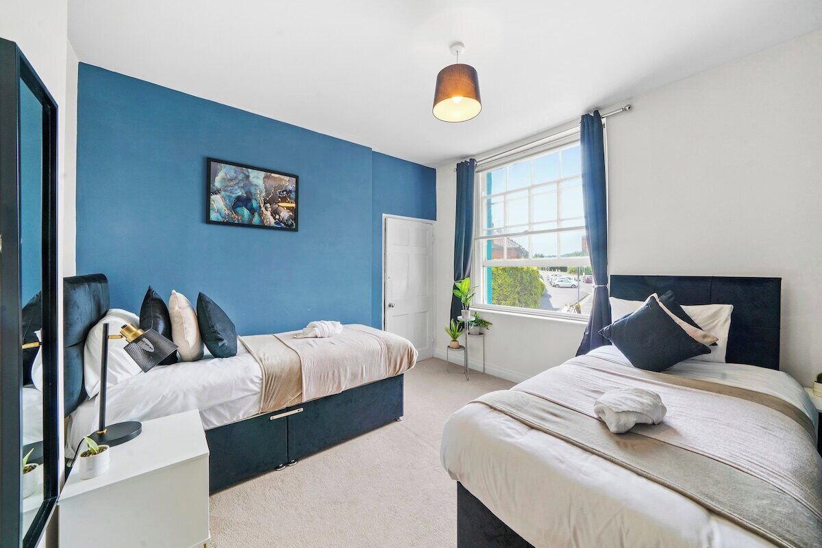 مكواة/لوح كي وخدمة الإنترنت وملاءات أسرّة