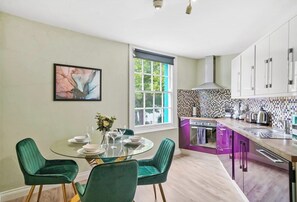 Fridge, oven, stovetop, dishwasher - Harbourside Heaven in Bristol - Sleeps 8 (Bristol)