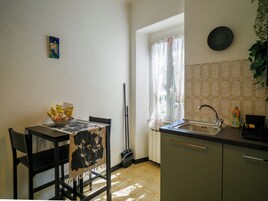 Refrigerador, horno, placa de cocina, utensilios de cocina