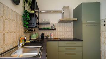 Departamento, 2 habitaciones, para fumadores, cocina | Cocina privada | Refrigerador, horno, parrilla de estufa y utensilios de cocina