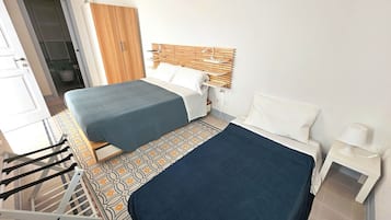 Habitación triple, 1 cama matrimonial y sofá cama, para no fumadores, baño privado | 1 habitación, caja de seguridad en la habitación y cortinas blackout