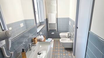 Kamar Double, 1 Tempat Tidur Double, Bebas Asap Rokok, kamar mandi pribadi | Kamar mandi | Shower, perlengkapan mandi gratis, pengering rambut, dan handuk