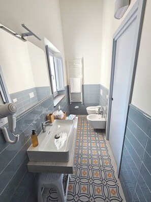 Habitación doble, 1 cama doble, no fumadores, baño privado | Baño | Ducha, artículos de higiene personal gratuitos y secador de pelo