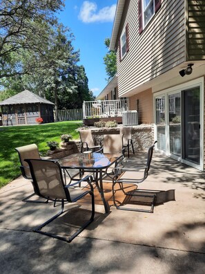 Outdoor dining - Charming 3-bedroom house in Green Bay 14 mins from Lambeau Field!
 (Green Bay)