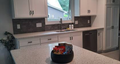 Charming 3-bedroom house in Green Bay 14 mins from Lambeau Field!