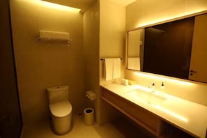 A bathroom with a toilet, sink, mirror, and towel rack. - JI Hotel (Zhengzhou Xinzheng International Airport) (Xinzheng)