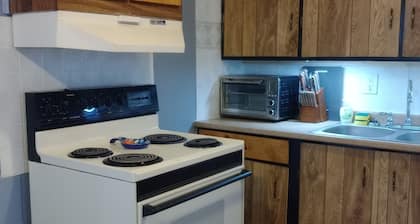 Cozy 1-bedroom on a quiet residential street