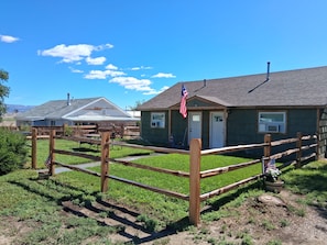 Exterior - Cozy 1-bedroom on a quiet residential street (Shoshoni)