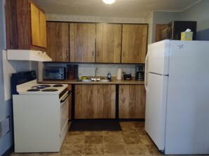 Fridge, microwave, oven, stovetop - Cozy 1-bedroom on a quiet residential street (Shoshoni)