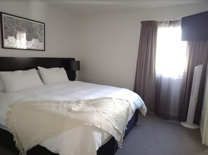 2 bedrooms, desk, iron/ironing board, WiFi