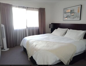 2 Schlafzimmer, Schreibtisch, Bügeleisen/Bügelbrett, WLAN