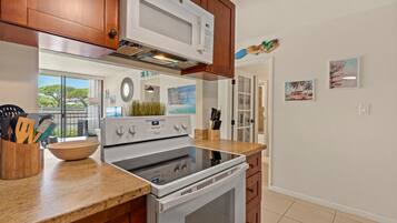 Een koelkast, een microgolfoven, een oven, een kookplaat