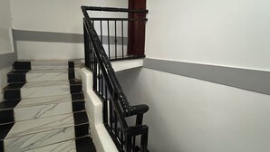 A staircase with black and white tiles, a black railing, and a wooden door. - 5 Bedroom Lodge Sleeps 10 - Pets Welcome (Kitanswa)