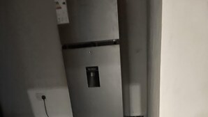 A kitchen with a refrigerator, a tiled floor, and a power outlet. - 5 Bedroom Lodge Sleeps 10 - Pets Welcome (Kitanswa)