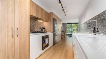 Frigorífico, horno, placa de cocina y lavavajillas