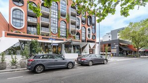 Un bâtiment moderne doté d’une architecture originale, caractérisé par de grandes fenêtres et des balcons.