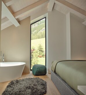 3 bedrooms, in-room safe, iron/ironing board, free WiFi