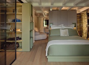 3 bedrooms, in-room safe, iron/ironing board, free WiFi