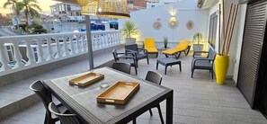 Outdoor dining - El Bungalow (Costa Adeje)