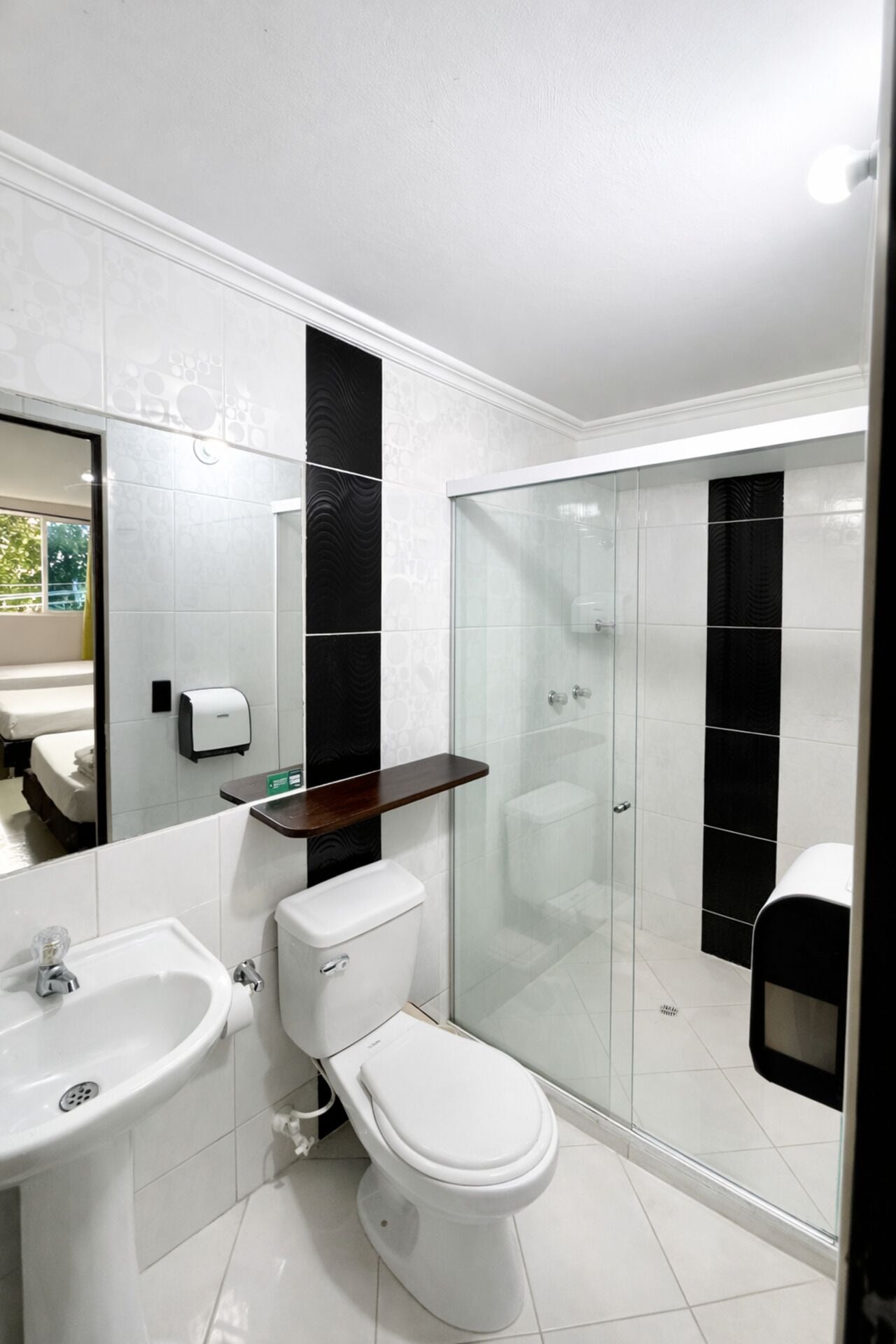 Business Room | Bathroom | Shower, rainfall showerhead, towels