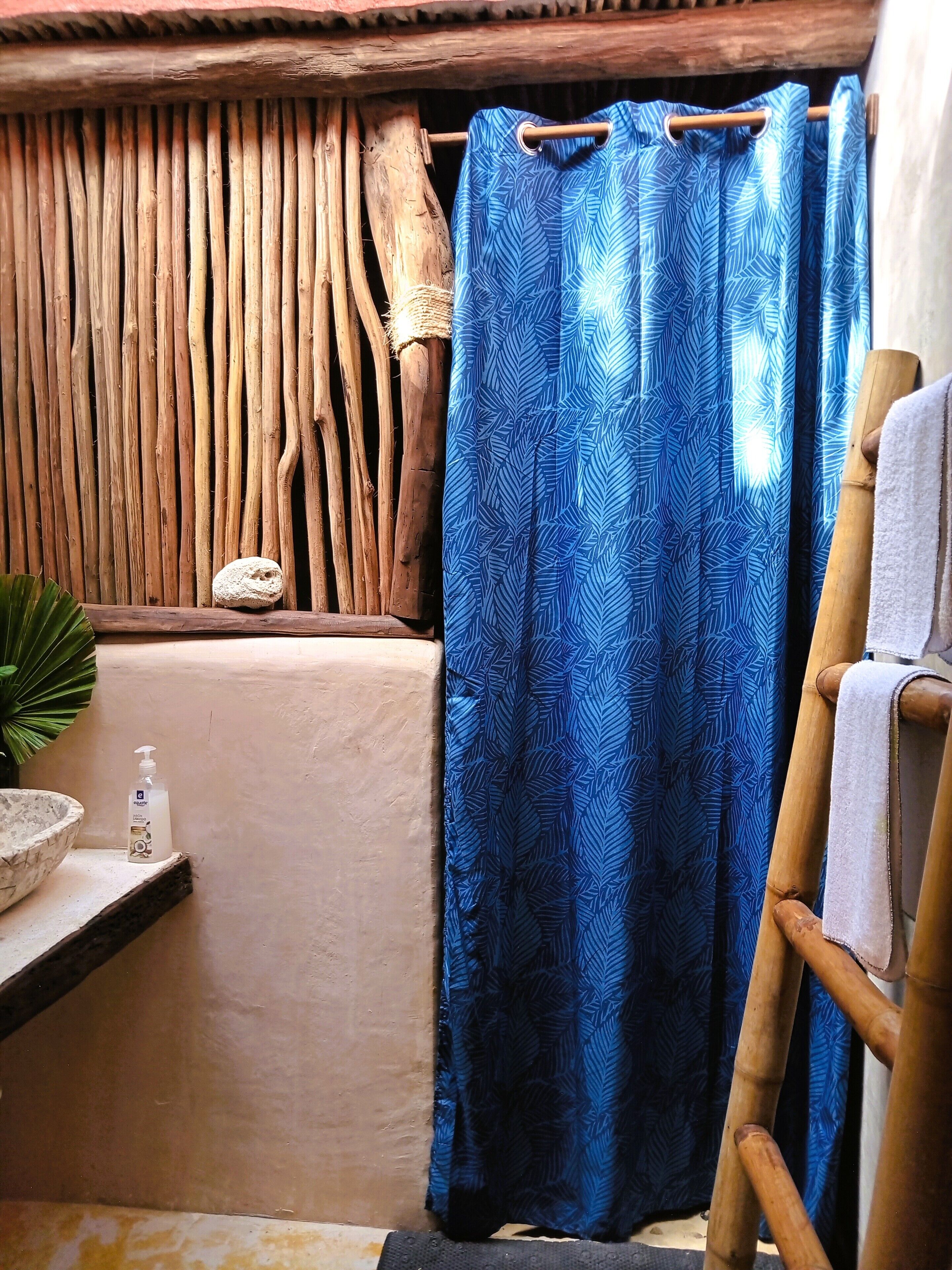 CARDENAL | Bathroom | Shower, towels, soap, toilet paper