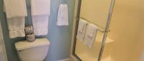 Bubbelbadkar, hårtork, handdukar och tvål