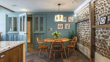 Luxury Apartment, Hot Tub | Dining room