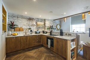 奢华公寓, 热水浴缸 |  私人厨房 | 冰箱、微波炉、烤箱、炉灶