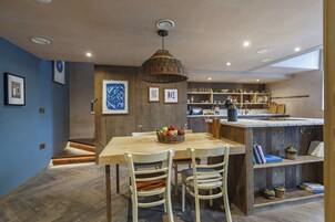Apartamento superluxo | Cozinha privada | Geladeira, micro-ondas, fogão, cooktop