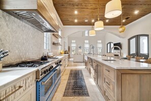 冰箱、微波炉、烤箱、炉灶